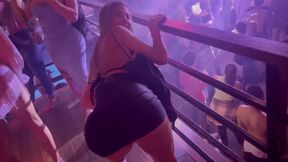 Loira rabuda fica exitada na balada e acaba transando gostoso no banheiro