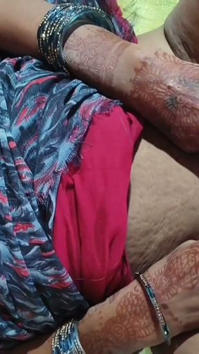 Bangali bhaiya ne bhabhi ke chut me thuk lagae ke ungli kiya . aur bed pe sula ke pel diya   Clip 1
