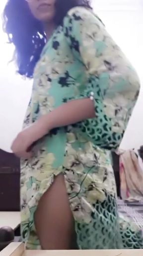 Curvy woman shows off her body in a sultry solo performance