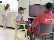 Gostosa mulher de sapatao deixa o marido sair pra ficar com o amigo dela