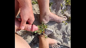 Sperma am Strand und auf den Fu&szlig_ gewichst