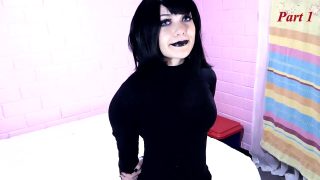 Solo-Girl-Clip-Video der Gothic-Cosplayerin Mavis, die sich selbst mit einem Dildo fickt