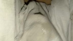 una deliciosa meada con mi panal y pantalon puesto y de paso deliciosa pajita y doble orgssmo