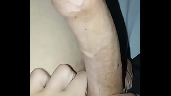 Homem de piroca grossa na casa da m&atilde_e de uma amiga, com ela no banho