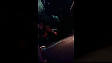 Caminhoneiro Fodeu o Cuzinho da Minha Esposa no Caminh&atilde_o Enquanto Eu Esperava