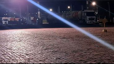 Caminhoneiro Fodeu o Cuzinho da Minha Esposa no Caminh&atilde_o Enquanto Eu Esperava