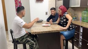 esposa ama de casa le gusta chupar salchicha cuando el amigo de su marido se la en la boca se transforma en una puta al frente de su marido cornudo