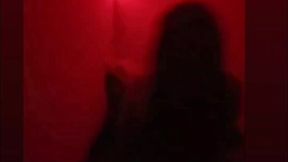 lala milano dans la chambre rouge et qui laisse sa porte bien ouverte