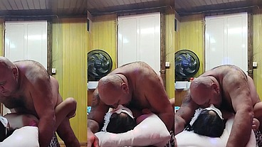 NOVINHA SAFADINHA SEMPRE TRANSA COM SEU CHEFINHO---ELA GOSTA DE LEITE QUENTINHO NO RABO