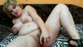 Chunky webcam milf smashes her vagina with a dildo