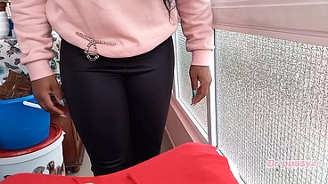 DR PUSSY2 - Ebony novinha viciada em pau enorme e fazer broches tira o leite todo so com a boca quente e faz grande garganta funda quando todos saiem de casa