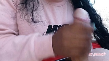 DR PUSSY2 - Ebony novinha viciada em pau enorme e fazer broches tira o leite todo so com a boca quente e faz grande garganta funda quando todos saiem de casa