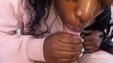 DR PUSSY2 - Ebony novinha viciada em pau enorme e fazer broches tira o leite todo so com a boca quente e faz grande garganta funda quando todos saiem de casa