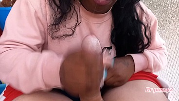 DR PUSSY2 - Ebony novinha viciada em pau enorme e fazer broches tira o leite todo so com a boca quente e faz grande garganta funda quando todos saiem de casa