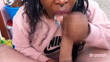 DR PUSSY2 - Ebony novinha viciada em pau enorme e fazer broches tira o leite todo so com a boca quente e faz grande garganta funda quando todos saiem de casa