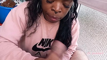 DR PUSSY2 - Ebony novinha viciada em pau enorme e fazer broches tira o leite todo so com a boca quente e faz grande garganta funda quando todos saiem de casa