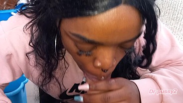 DR PUSSY2 - Ebony novinha viciada em pau enorme e fazer broches tira o leite todo so com a boca quente e faz grande garganta funda quando todos saiem de casa
