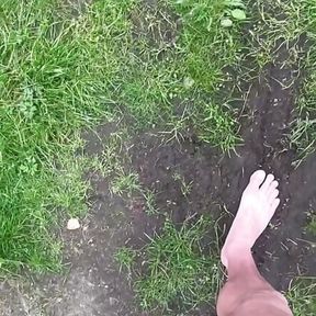 Walking bare foot and naked from car for an in forest for a wank