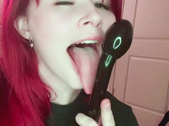 Solo Teen Using Toys Hairbrush and Finger Free Porn