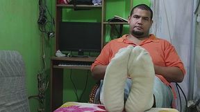Estoy sentado y mostrando mis pies