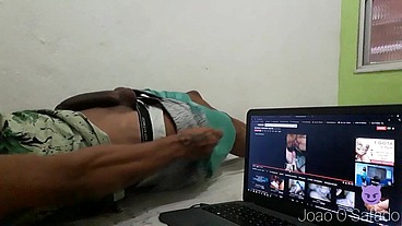 Novinho assistindo porno e se masturbando na punheta ate gozar