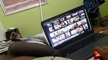Novinho assistindo porno e se masturbando na punheta ate gozar