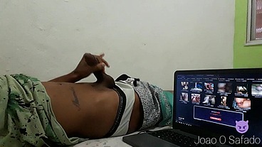 Novinho assistindo porno e se masturbando na punheta ate gozar