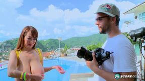 Hitomi&#039;s Poolside Seduction