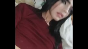 Chilena caliente masturba su rica verga acabando en su ombligo manchando su ropa