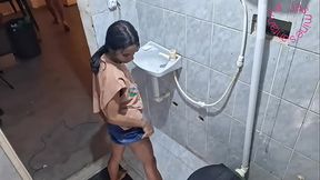 Dando o cuzinho no banheiro enquanto a amiga est&aacute_ do lado esperando tudo acabar