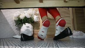 Shoeplay in red leggings