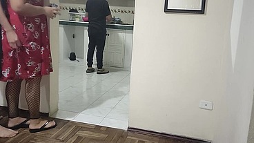 el mejor amigo de mi esposa le viene a visitar y no puedo evitar ponerle los cuerno con su mejor amigo soy una esposa fiel pero me gusta mas como el me lo hace que mi esposo