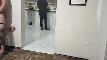 el mejor amigo de mi esposa le viene a visitar y no puedo evitar ponerle los cuerno con su mejor amigo soy una esposa fiel pero me gusta mas como el me lo hace que mi esposo