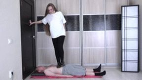 Kira - black sneakers trampling 4K