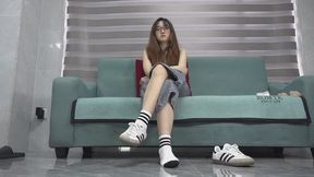 Li Yu removes socks and sneakers