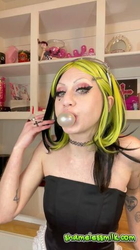 Short E-Girl Bubblegum Chewing Blowing Popping