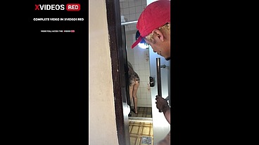 Encontrei minha meia-irma tomando banho e ajudei ela