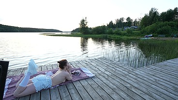 Two girls took their clothes off on the lake. A passing surfer had sex in the open air.