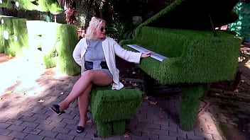 Crossed legs - Juicy thighs