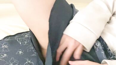 Волохата японська любителька мастурбує