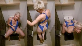 dans mon body bleue ouvert au toilette toute chaude, humide et exciter je pense ...