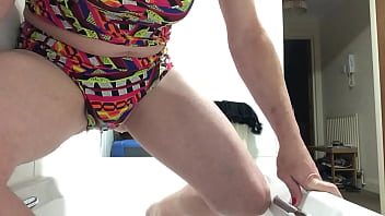 I go pee pee in my bikini, my gorgeous dripping pussy doesn&rsquo_t stop