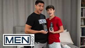 Hot - Sam Ledger ist überrascht wie groß Andre Stone's Schwanz ist und bietet an, ihn abzusaugen