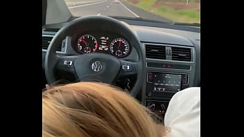 Loira gostosa fazendo boquete no carro durante viajem