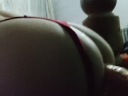 Trans gay usando dildo por el culo, travesti en cuatro con tanga deliciosa