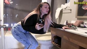 vicki vixxx reads omorashi story pissing her jeans