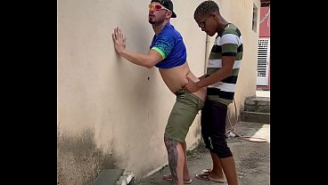 Dando o rabo pro mavambo no beco da favela&rsquo_