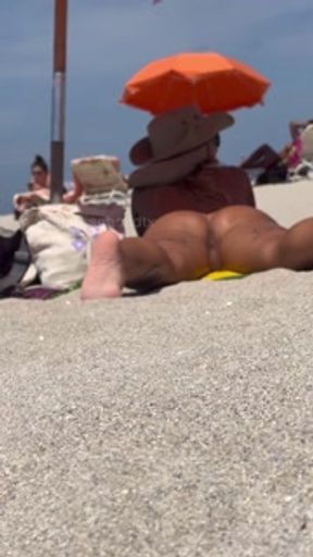 Geile beim Fingern am FKK Strand erwischt!