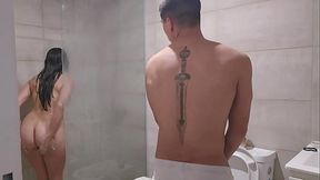 Le escondo la toalla a mi hermanastra solo como pretexto para cojerla rico