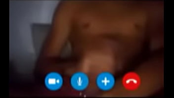 Andres se pajea mientras ve mi cola..